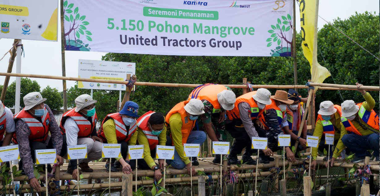 (Indonesia) United Tractors Main Initiative for Sustainability Sebagai Peran Perusahaan dalam Menangani Perubahan Iklim Global